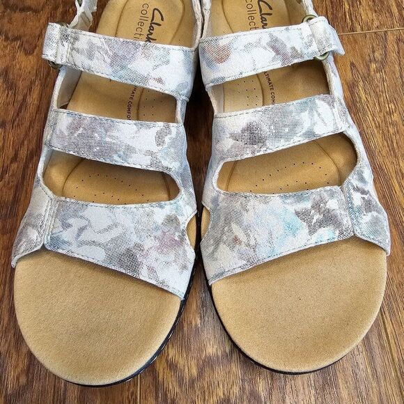 NIB Women’s Clarks Laurieann Style Sand Size 7 Sandals Floral Metallic Comfort - Picture 7 of 12